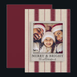Moderne Rustic Linen-serie Kaart voor kerstmis fot<br><div class="desc">Moderne Rustic Linen Familie Foto met Kerstmis - Wat een mooie manier om je vakantiebezoeken naar je familie en vrienden te sturen dit vakantieseizoen. Kaart is voorzien van een polaroïde stijl lijst met moderne typografie. De achtergrond is linnen met vinkstrepen. De groet leest "MERRY EN BRIGHT"en is gepersonaliseerd met uw...</div>
