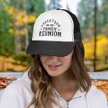 Moderne Rustic persoonlijke gezinshereniging Trucker Pet<br><div class="desc">Creëer een aangepaste keepsake Family Reunion honkbal pet voor het hele gezin. Personaliseer het met uw familienaam, het jaar, de locatie of een andere aangepaste tekst. Klik op de knop Aanpassen om lettertypen en kleuren te wijzigen en uw eigen tekst en foto's toe te voegen. Selecteer uit al onze trucker...</div>