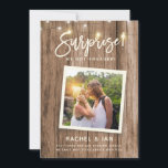 Moderne Rustic Snapshot Surprise Verloving foto Save The Date<br><div class="desc">Moderne rustic leuke foto-verloving met foto's in een vierkant lijst op een houten achtergrond met snaarlichten en een handgeschreven script dat SURPRISE leest! We zijn verloofd. Ruimte voor details zoals datum voor het opslaan van de datum,  trouwwebsite,  enz. op de voor- en achterkant.</div>