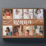 Moderne Rustic Wood Aangepaste foto Nonna Gift Fotoplaat<br><div class="desc">Een modern en chic fotocollage plaque,  ontworpen met aangepaste foto's en een scriptcalligrafie lettertype van "nonna" in een roestachtige houtachtergrond,  perfect als geschenk voor uw nonna. (Foto met dank aan Unsplash. Vervang het gewoon door je eigen.)</div>