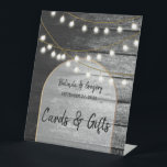 Moderne Rustic Wood Lights Wedding Cards & Gifts Reclamebord Met Voetstuk<br><div class="desc">Een prachtige samensmelting van bijtend hout in combinatie met de moderne goudelegante lampen en boog. Een uniek ontwerp dat zwarte en witte tonen met een streepje elegant goud gebruikt. Een landschuur ontwerp ontmoet de glamour van de stad. Een bijtende trouwkaart en cadeautjes ondertekenen een ontwerp met moderne elementen. Er zijn...</div>