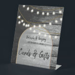 Moderne Rustic Wood Lights Wedding Cards & Gifts Reclamebord Met Voetstuk<br><div class="desc">Een prachtige samensmelting van bijtend hout in combinatie met de moderne goudelegante lampen en boog. Een uniek ontwerp dat zwarte en witte tonen met een streepje elegant goud gebruikt. Een landschuur ontwerp ontmoet de glamour van de stad. Een bijtende trouwkaart en cadeautjes ondertekenen een ontwerp met moderne elementen. Er zijn...</div>