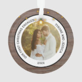 Moderne rustieke koppels eerste kerst verloofd ornament (achterkant)