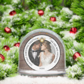 Moderne rustieke koppels eerste kerstmis samen sneeuwbol (Kerstmis)