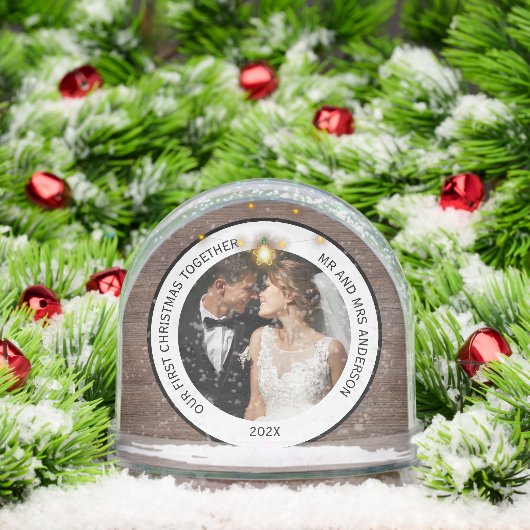 Moderne rustieke koppels eerste kerstmis samen sneeuwbol (Kerstmis)