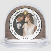 Moderne rustieke koppels eerste kerstmis samen sneeuwbol (Achterkant)