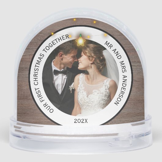 Moderne rustieke koppels eerste kerstmis samen sneeuwbol (Achterkant)