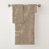 Moderne rustieke monogram aangepaste familienaam bad handdoek (Insitu)