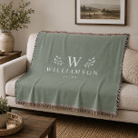 Moderne Rustieke Monogram Aangepaste Familienaam S Deken<br><div class="desc">Moderne rustieke monogram aangepaste naam werpdeken met uw familienaam en eerste letter,  evenals het jaar waarin u bent gesticht,  omringd door fantasierijke takillustraties. Minimalistisch,  eenvoudig en stijlvol,  dit stoffige saliegroene deken is een perfect knus Moederdag cadeau!</div>