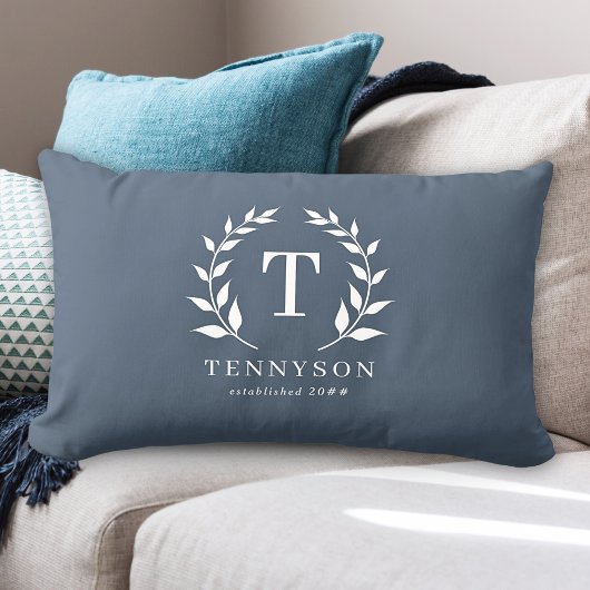 Moderne Rustieke Monogram Krans Familienaam Navy Kussen