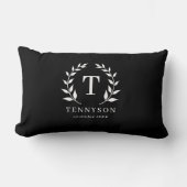 Moderne Rustieke Monogram Krans Familienaam Zwart Kussen (Voorkant)
