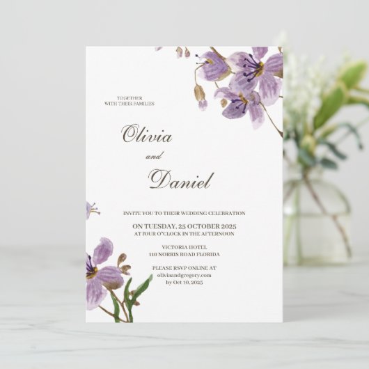 Moderne rustieke paarse bloemen bruiloft uitnodigi kaart (Staand voorkant)