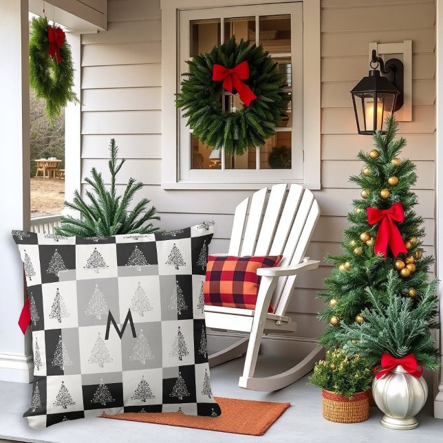 Moderne rustieke zwarte en witte pijnbomen monogra buitenkussen (Modern rustic pine trees black and white monogrammed Christmas outdoor pillow.)