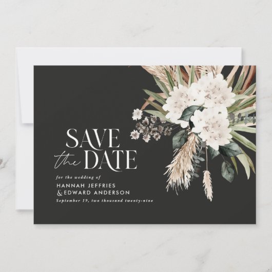Moderne rustige zwarte eucalyptusbotanische QR-cod Save The Date (Voorkant)