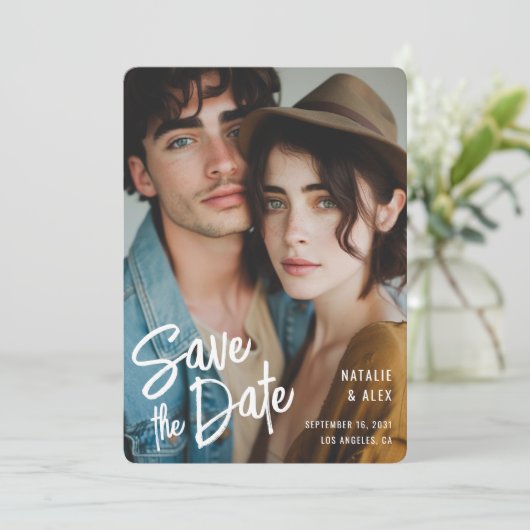 Moderne Sage Brush Script Fotobruiloft Save The Date (Staand voorkant)