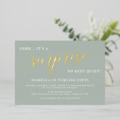 Moderne Sage & Goud Script Verrassingsverjaardagsf Folie Uitnodiging (Staand Voorkant)