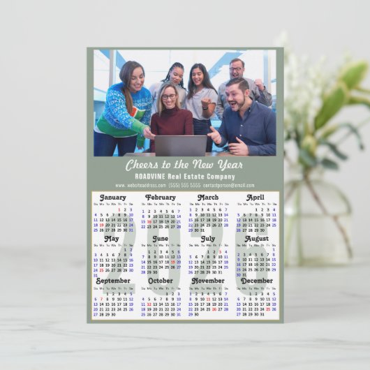 Moderne Sage Green 2025 Kalender Zakelijke Foto Feestdagenkaart (Staand voorkant)