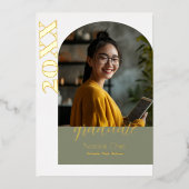 Moderne Sage Green Arch Foto Afstudeerfeest Folie Uitnodiging (Voorkant)