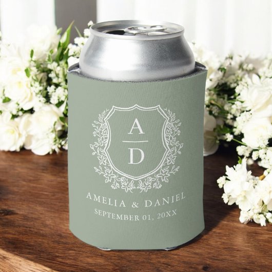 Moderne Sage Green Crest Modern Monogram Huwelijk Blikjeskoeler