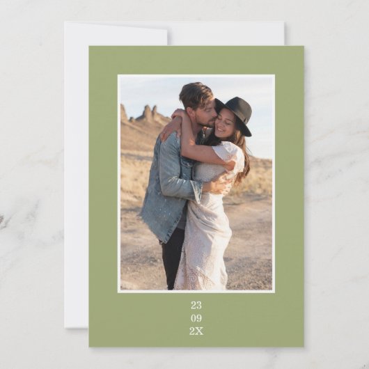 Moderne Sage Green Date Line Foto Bloemen Huwelijk Kaart (Achterkant)