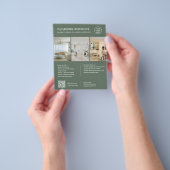 Moderne Sage Green Schoonmaakdiensten QR Zakelijk Flyer (Hand)