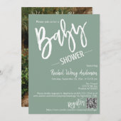 Moderne Sage Green Script Baby shower QR Code Foto Kaart (Voorkant / Achterkant)