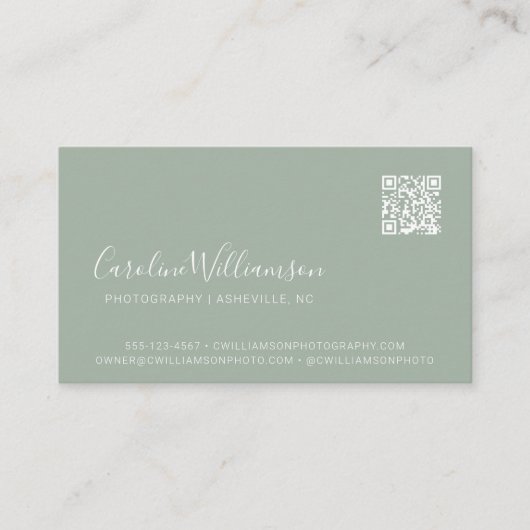 Moderne Sage Green Script Photo QR Code Trendy Visitekaartje (Voorkant)
