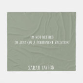 Moderne Sage Green Spreuk Pensioen Naam Monogram Fleece Deken (Voorkant (Horizontaal))