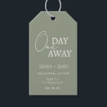 Moderne Sage Groen Een dag weg repetitie diner Cadeaulabel<br><div class="desc">Classic Sage Green met wit lettertype One Day Away Repetitie Diner Bedankt Gift Labels</div>