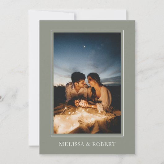 Moderne Sage Groen & Wit Eenvoudige Fotobruiloft Kaart (Achterkant)