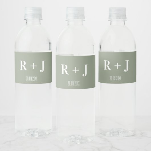 Moderne Sage Groen & Wit Monogram Huwelijk Waterfles Etiket (Flessen)