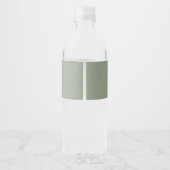 Moderne Sage Groen & Wit Monogram Huwelijk Waterfles Etiket (Achterkant)