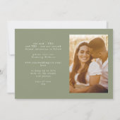 Moderne Sage Groene Eenvoudige Foto De Bruiloft Save The Date (Achterkant)