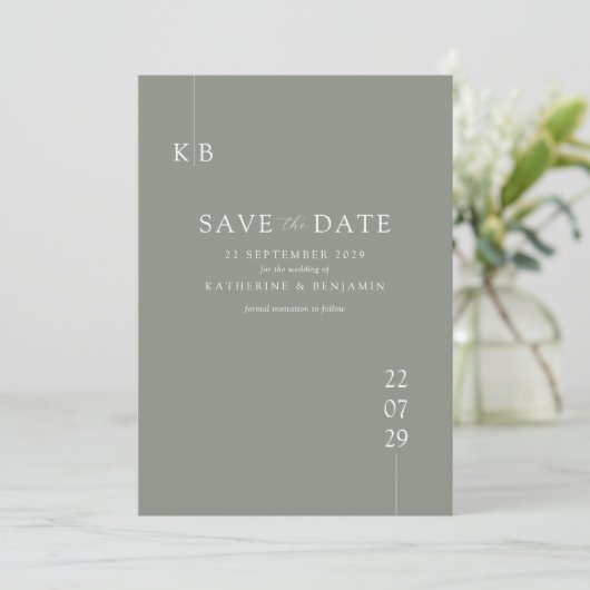 Moderne Sage Groene Elegante Monogram Bruiloft Save The Date (Staand voorkant)