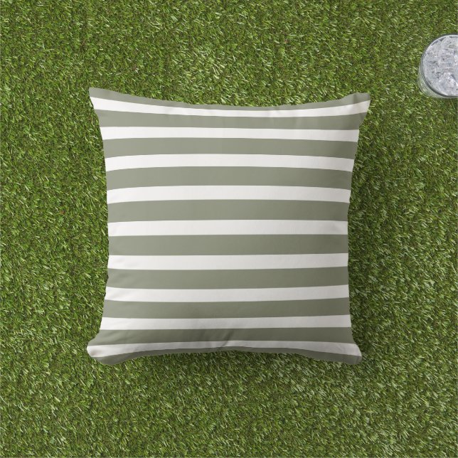 Moderne Sage Groene en Witte Strepen Buitenkussen (Gras)