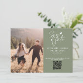 Moderne Sage Groene Kalligrafie Foto QR Code Save The Date (Staand voorkant)