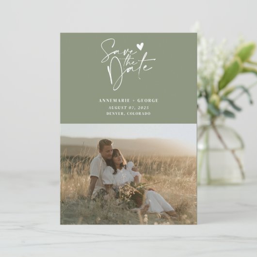 Moderne Sage Groene Kalligrafie Script Foto Save The Date (Staand voorkant)