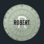 Moderne sage groene monogram: dart board dartbord<br><div class="desc">Moderne zwarte zandplaat met een zwarte naam en een wit monogram. Personaliseer met naam en initiaal.</div>