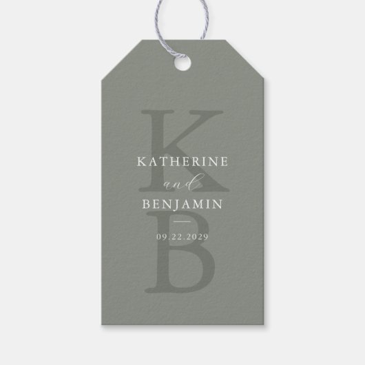 Moderne Sage Groene Monogram Minimalistische Bruil Cadeaulabel (Voorkant)