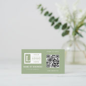 Moderne Sage Groene QR Code Minimalistische Aangep Visitekaartje (Staand voorkant)