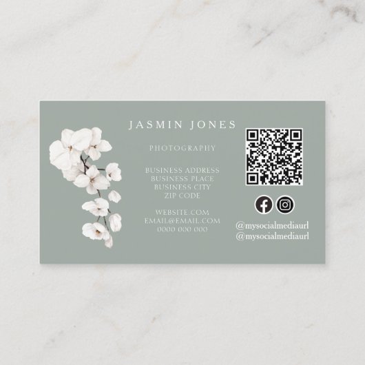 Moderne Sage Groene Witte Orchideeën QR Code Bloem Visitekaartje (Achterkant)
