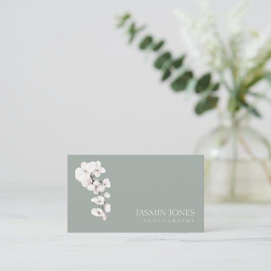 Moderne Sage Groene Witte Orchideeën QR Code Bloem Visitekaartje (Staand voorkant)