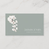Moderne Sage Groene Witte Orchideeën QR Code Bloem Visitekaartje (Voorkant)