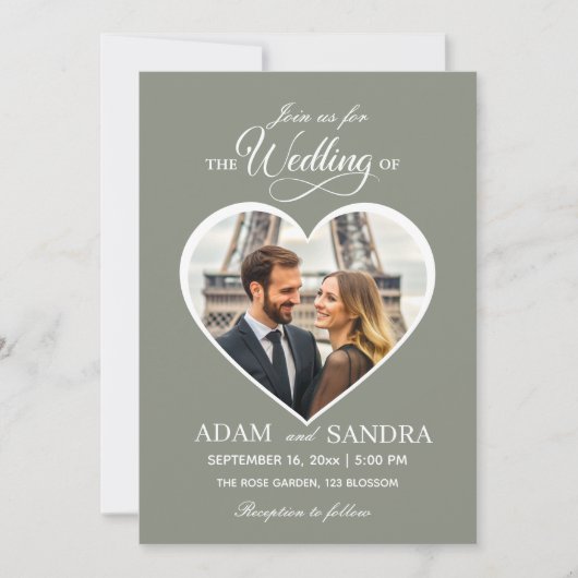 Moderne Sage Heart Foto Elegant Script Wedding Kaart (Voorkant)