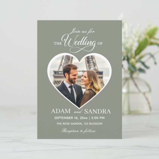 Moderne Sage Heart Foto Elegant Script Wedding Kaart (Staand voorkant)