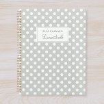 Moderne Sage Polka Dots Planner<br><div class="desc">Aangepast ontworpen planner-notitieboek met witte polka-punten op grijsgroene kleur met persoonlijke naam..</div>