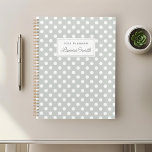 Moderne Sage Polka Dots Planner<br><div class="desc">Aangepast ontworpen planner-notitieboek met witte polka-punten op grijsgroene kleur met persoonlijke naam..</div>