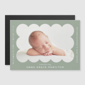 Moderne Sage Scalloped foto geboorte aankondiging (Voorkant / Achterkant)