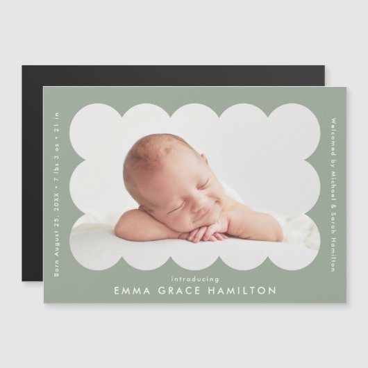 Moderne Sage Scalloped foto geboorte aankondiging (Voorkant / Achterkant)