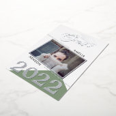 Moderne Salie Groene Afgestudeerde 2 Foto Afstuder Folie Uitnodiging (Gedraaid)